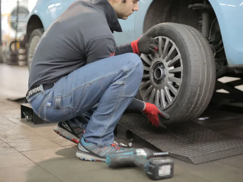 Mechanik odkręca koło kluczem pneumatycznym